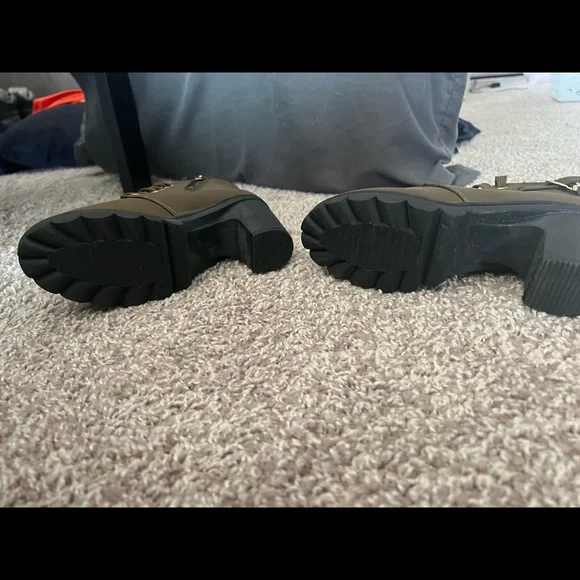 *NEVER WORN* Green Ankle Booties - Picture 2 of 4